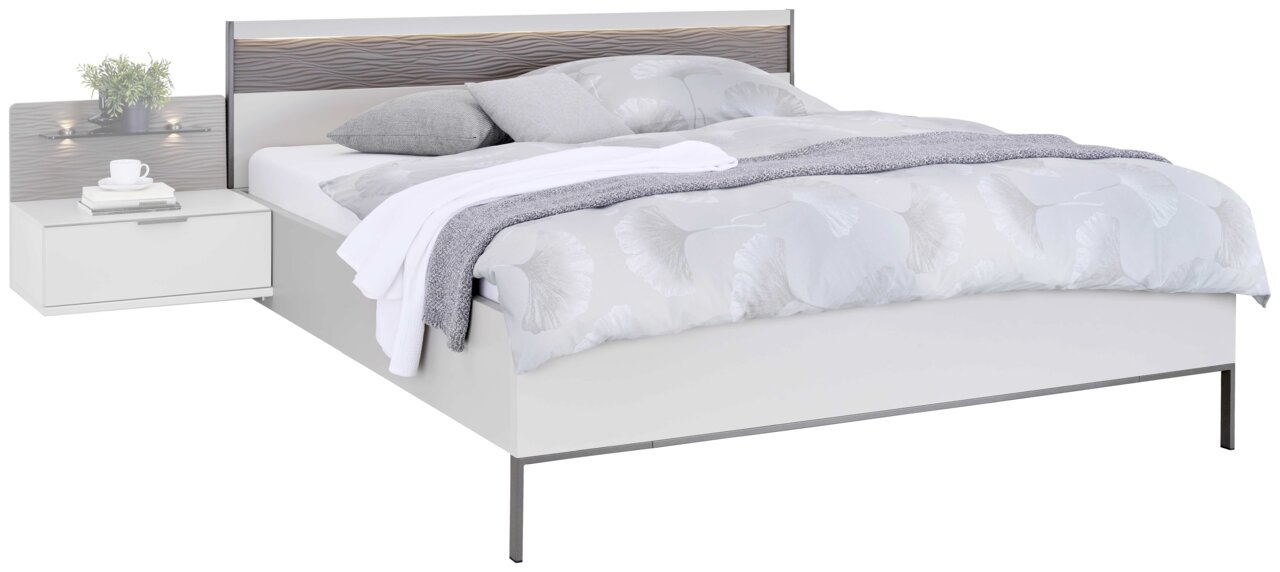 Modernes Bett mit grauem Kopfteil, integrierter Beleuchtung und schwebendem Nachttisch, seitliche Perspektive.