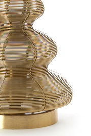 Nahaufnahme einer Tischleuchte in Form eines Weihnachtsbaums aus goldfarbenem Draht, seitliche Perspektive.