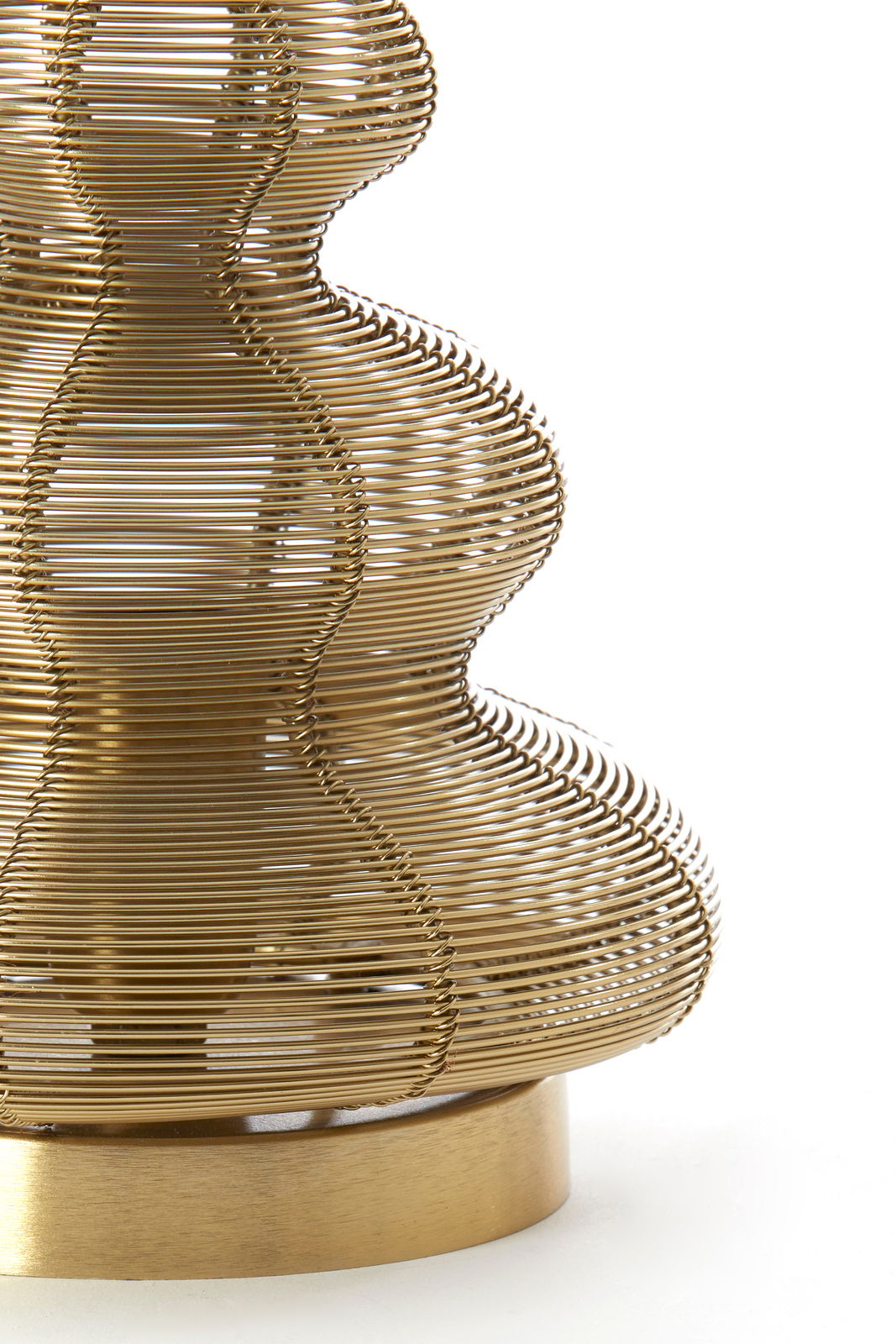 Nahaufnahme einer Tischleuchte in Form eines Weihnachtsbaums aus goldfarbenem Draht, seitliche Perspektive.