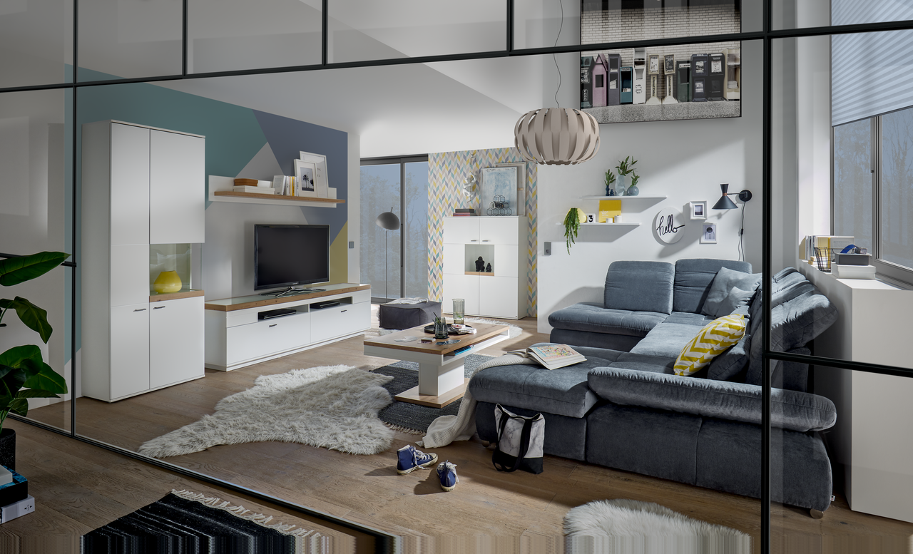 Set one by Musterring Highboard SET ONE LANCASTER Modernes Wohnzimmer mit Highboard-Set von Musterring, Perspektive von vorne links.