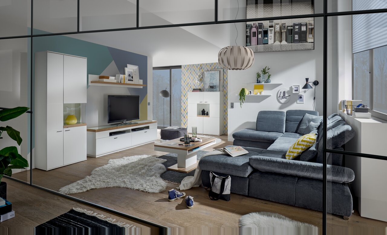 Set one by Musterring Highboard SET ONE LANCASTER Modernes Wohnzimmer mit Highboard-Set von Musterring, Perspektive von vorne links.