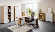 Moderner Drehstuhl in einem stilvollen Büro, seitliche Perspektive
