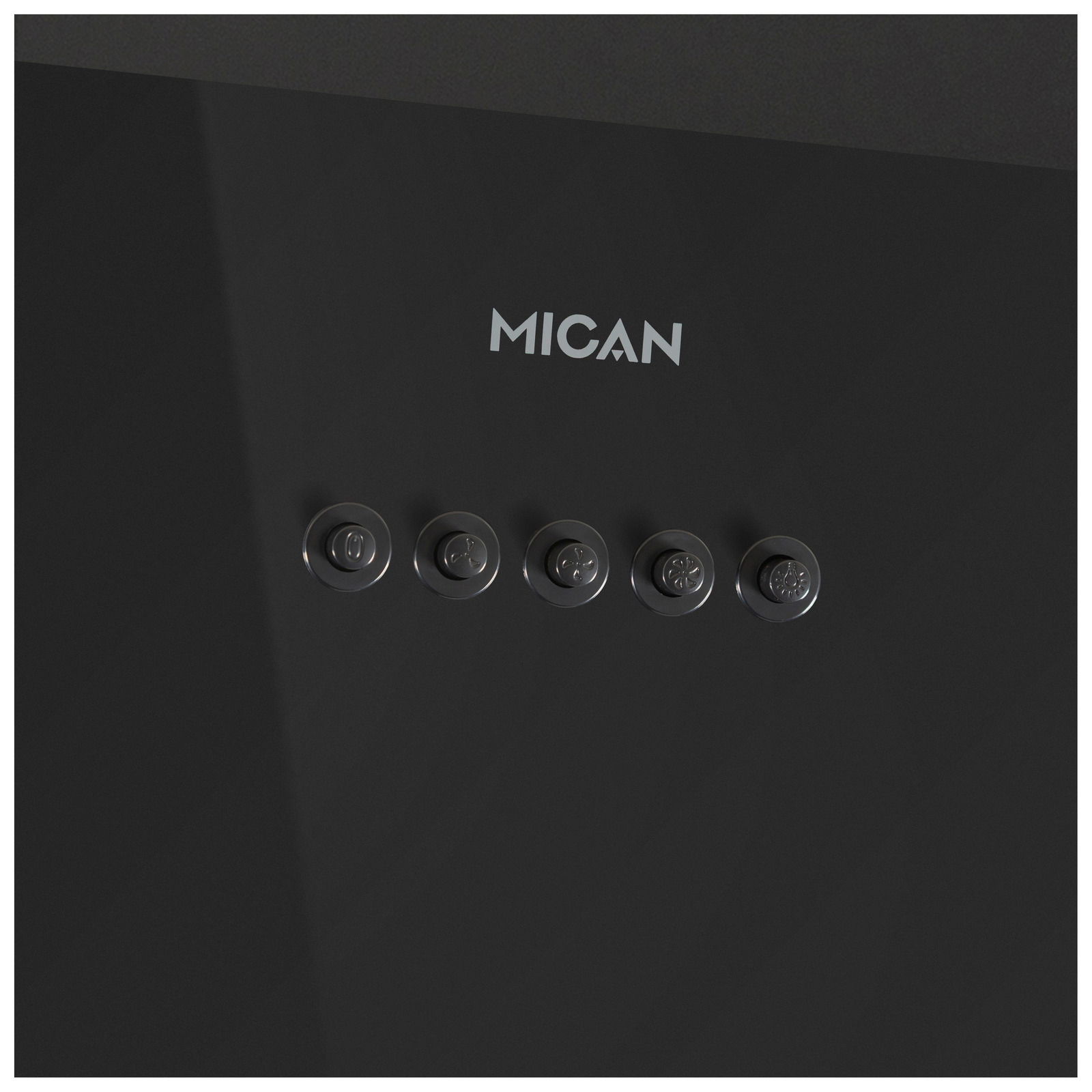 Nahaufnahme der Vorderseite einer Dunstabzugshaube mit fünf runden Bedientasten und dem Markennamen MICAN.