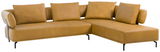 Ecksofa in hellbraunem Leder mit schwarzen Metallfüßen, Perspektive von vorne rechts
