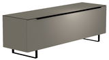 Modernes TV-Lowboard in grauer Farbe mit minimalistischen schwarzen Metallbeinen, seitliche Perspektive