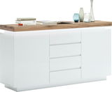 Weißes Sideboard mit Holzplatte, drei Schubladen und zwei Türen, frontal fotografiert. Dekoriert mit Büchern und Vasen.