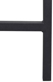 Nahaufnahme eines schwarzen Tischbeins aus Metall, seitliche Perspektive