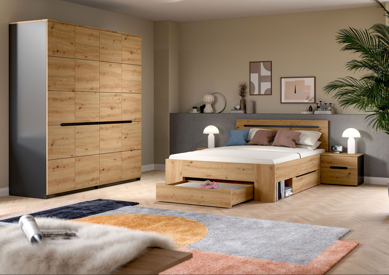 Modernes Schlafzimmer mit Holzbett inklusive Bettkasten-Schublade, passendem Nachttisch und großem Kleiderschrank in Eiche-Optik, fotografiert in schräger Frontansicht aus leicht erhöhter Perspektive.