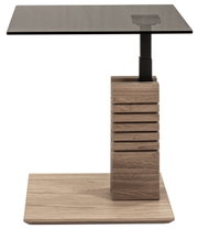 Moderne bijzettafel met glazen blad en houten onderstel, zijaanzicht