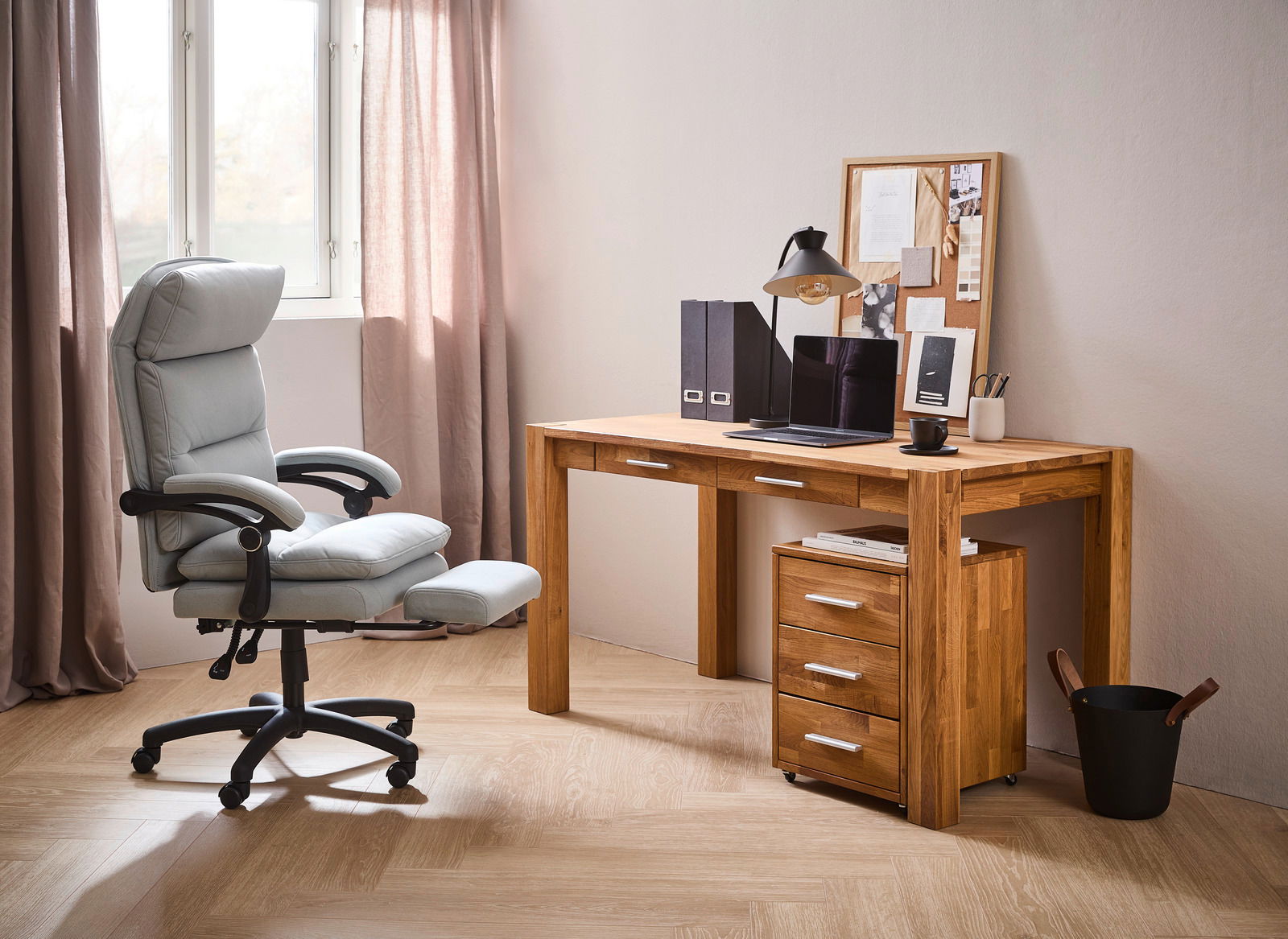 Moderner Schreibtisch aus Holz mit Schubladen, Laptop und Schreibtischlampe, seitliche Perspektive