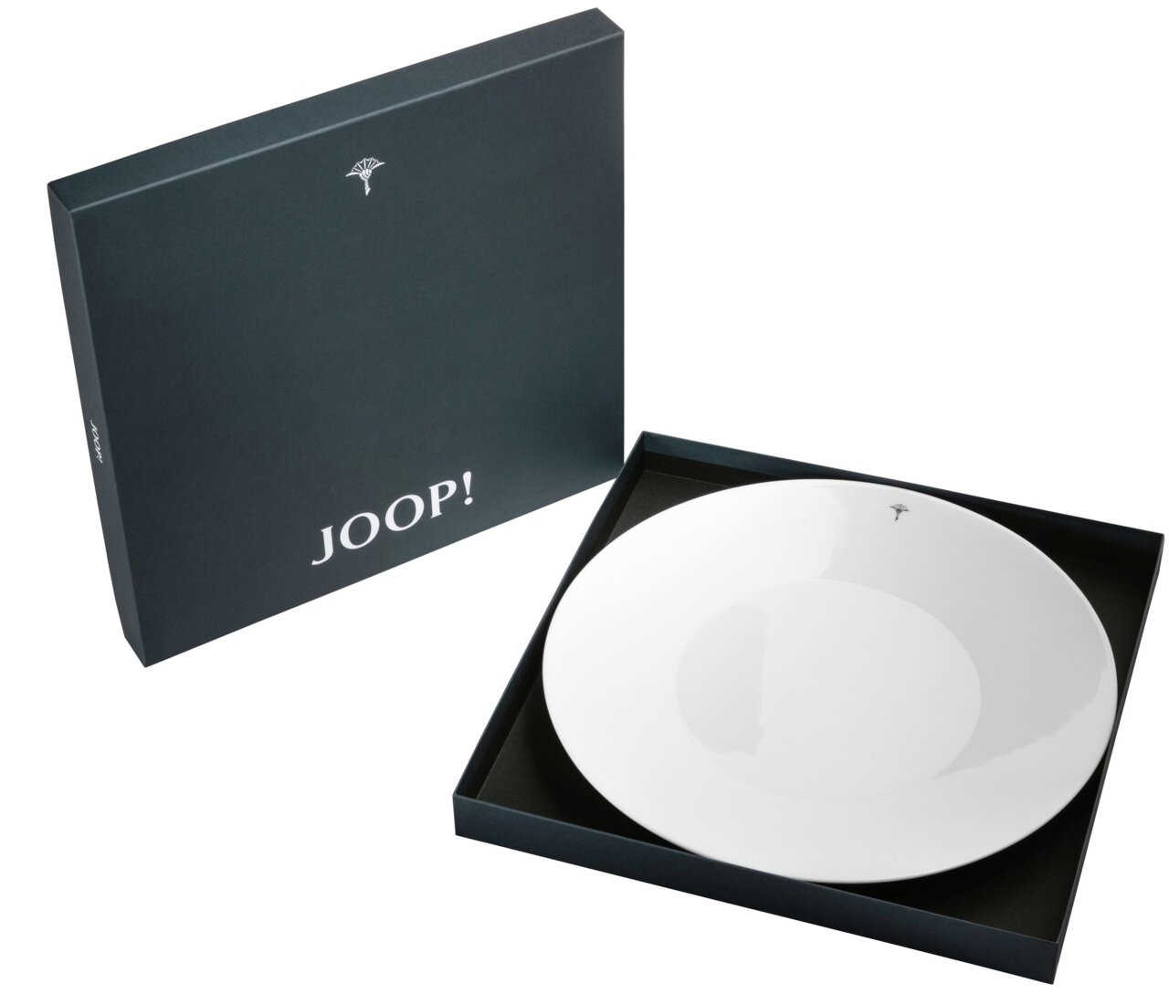 Weißer Platzteller in einer schwarzen Geschenkbox mit der Aufschrift 'JOOP!', aus der Vogelperspektive fotografiert.