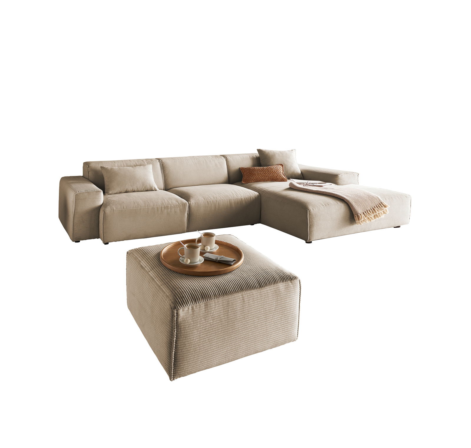 Beiges Ecksofa mit Ottomane und Kissen, aus der Perspektive von vorne rechts betrachtet.
