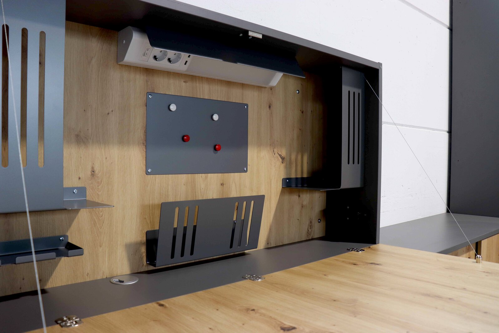 Wandschreibtisch mit Holzoptik und grauen Metallelementen, Perspektive von vorne