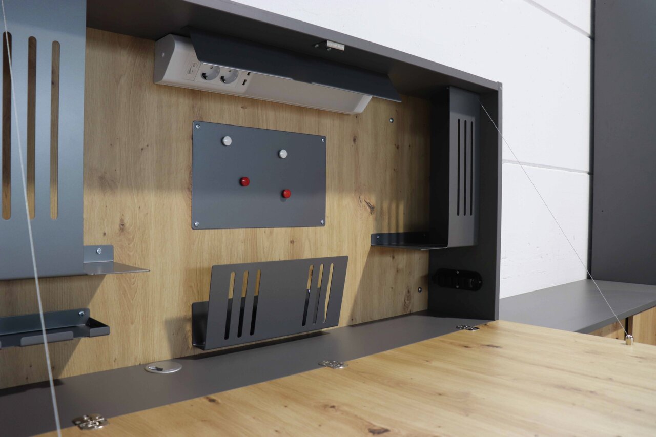 Wandbureau met houtlook en grijze metalen elementen, vooraanzicht