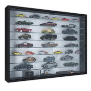 Schwarze Glasvitrine mit mehreren Glasböden und Schiebetüren, gefüllt mit Modellautos in verschiedenen Farben und Größen, Ansicht schräg von vorn links.