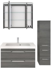 Badkamermeubelset bestaande uit een spiegelkast met open deuren, een wastafelonderkast met ingebouwde wastafel en een hoge, smalle kast, allemaal in een moderne grijze houtlook, vooraanzicht.