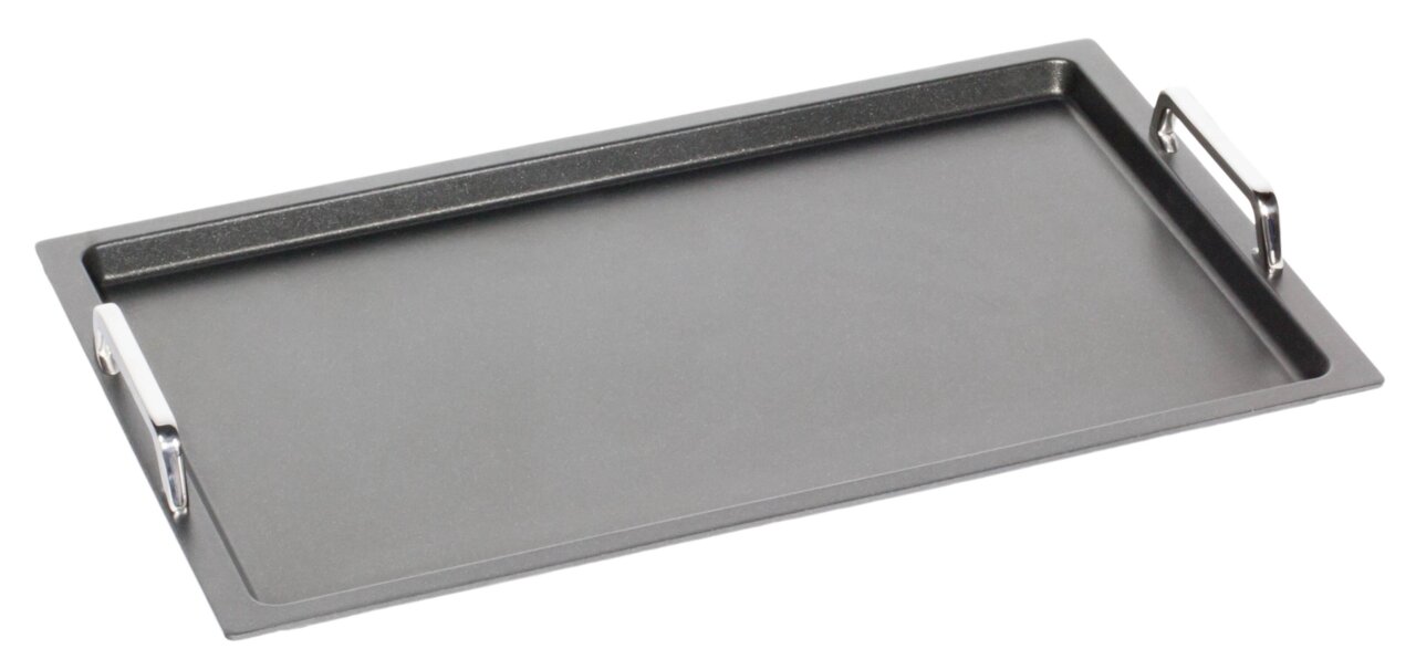 Schwarze Grillplatte mit silbernen Griffen, schräg von oben fotografiert.