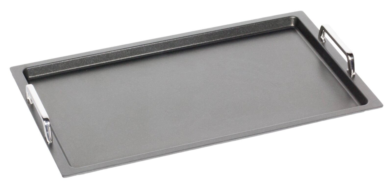 Schwarze Grillplatte mit silbernen Griffen, schräg von oben fotografiert.