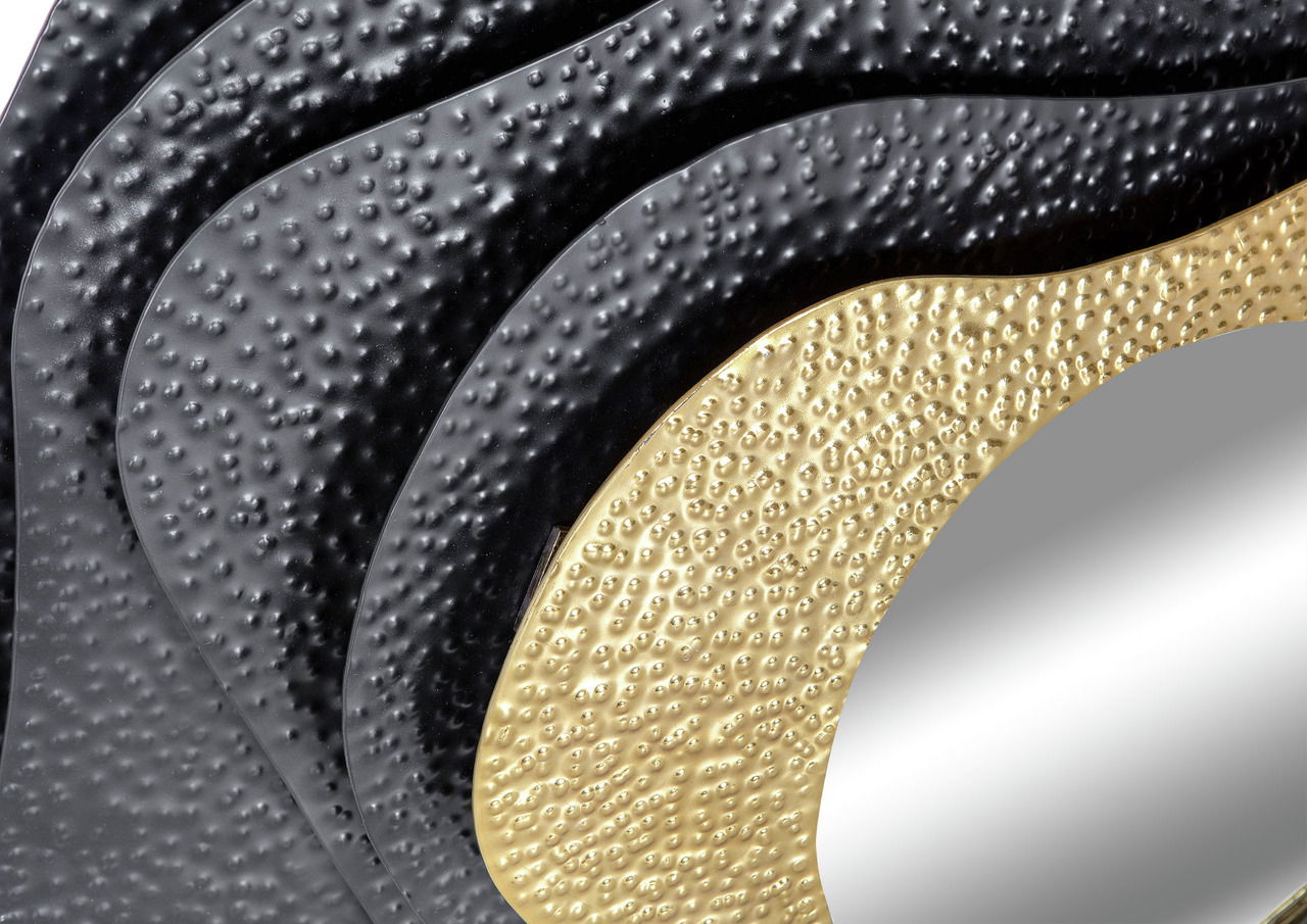 Nahaufnahme eines Spiegels mit strukturiertem, wellenförmigem Rahmen in Schwarz und Gold, aus seitlicher Perspektive.