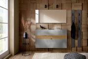 Modernes Garderoben-Set in Graphit mit Holzdetails, bestehend aus einem Wandspiegel, einer Kommode und Kleiderhaken, aus der Perspektive eines hellen Raumes mit Holzwand.