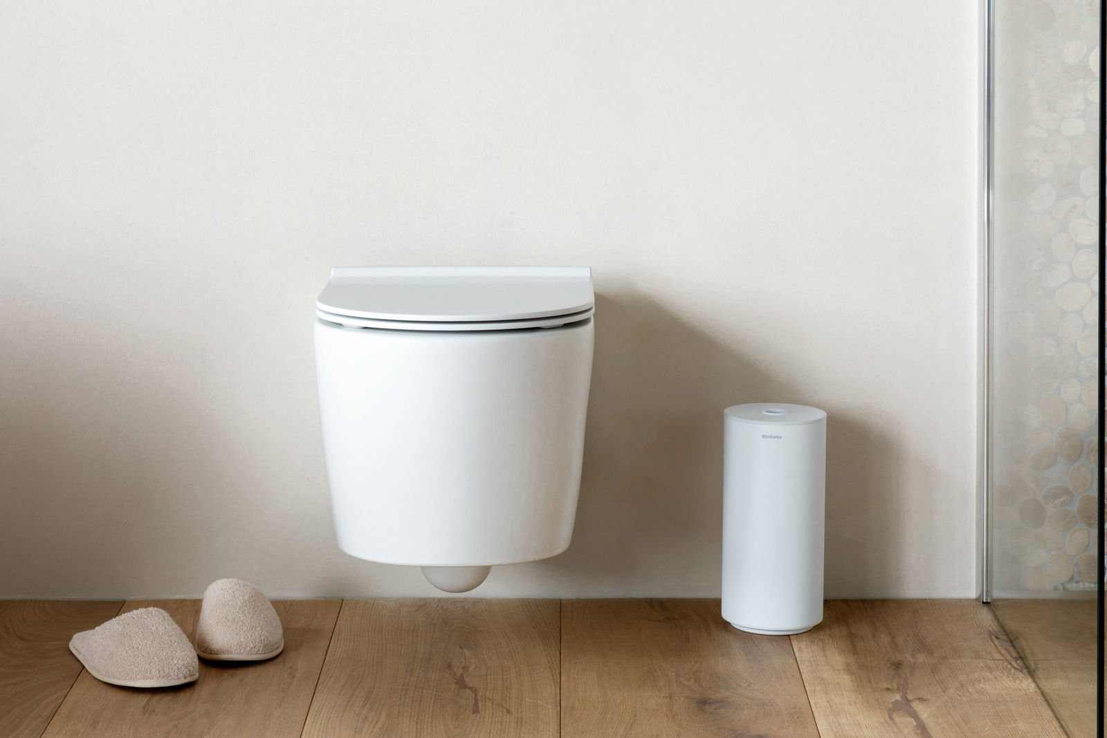 Brabantia Toiletrolhouder MINDSET Moderner Toilettenrollenspender in einem stilvollen Badezimmer, seitliche Perspektive.