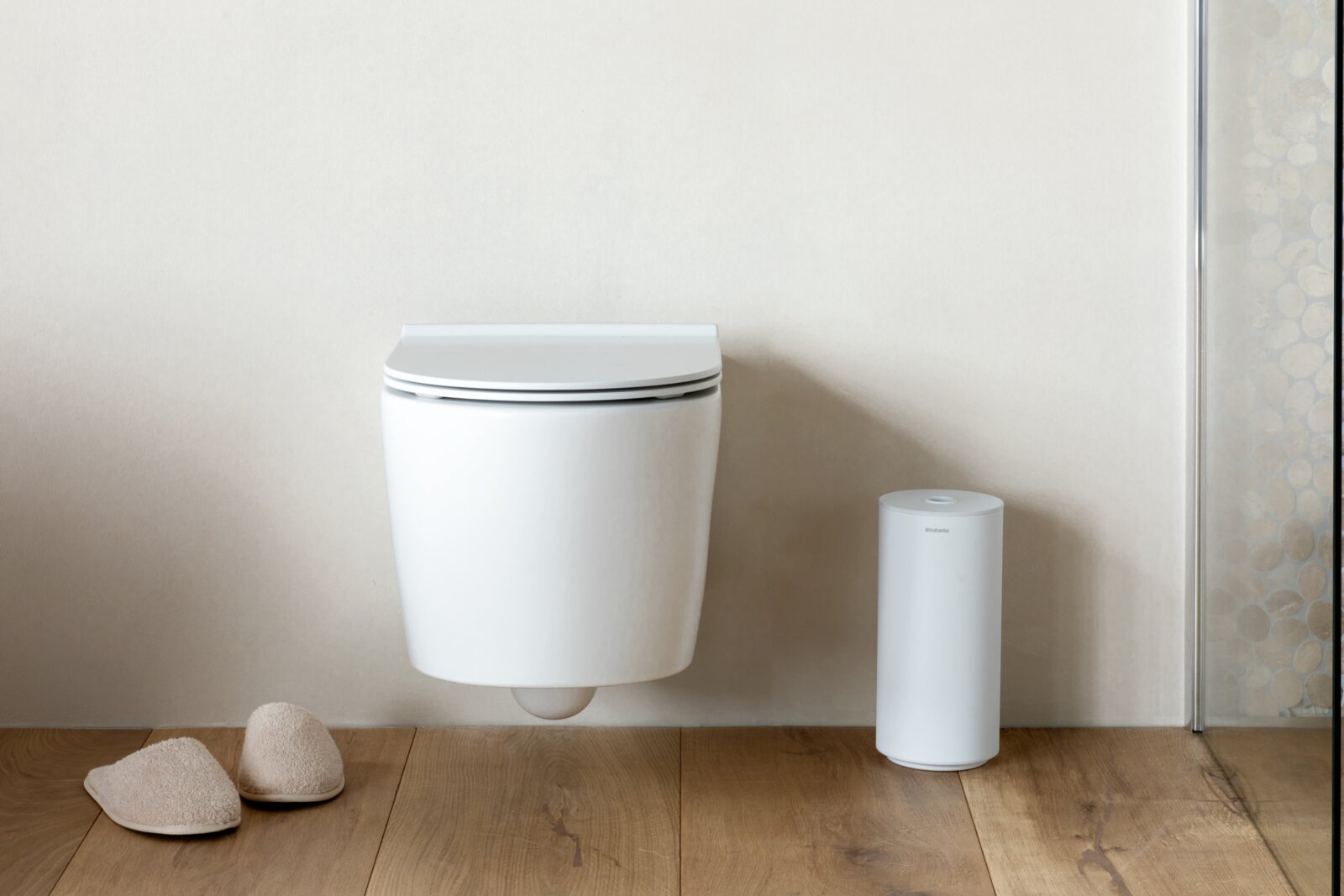 Moderner Toilettenrollenspender in einem stilvollen Badezimmer, seitliche Perspektive.
