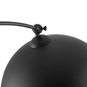 Nahaufnahme einer schwarzen Stehleuchte mit gebogenem Arm und verstellbarem Gelenk.