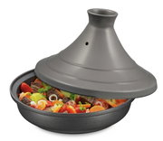 Graue Tajine Spring 28cm mit geöffnetem Deckel, gefüllt mit buntem Gemüse und Fleisch, seitliche Perspektive