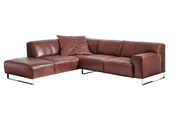 Braune Ledercouch in L-Form mit Kissen, seitliche Perspektive