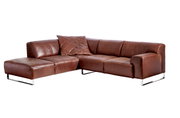 Braune Ledercouch in L-Form mit Kissen, seitliche Perspektive