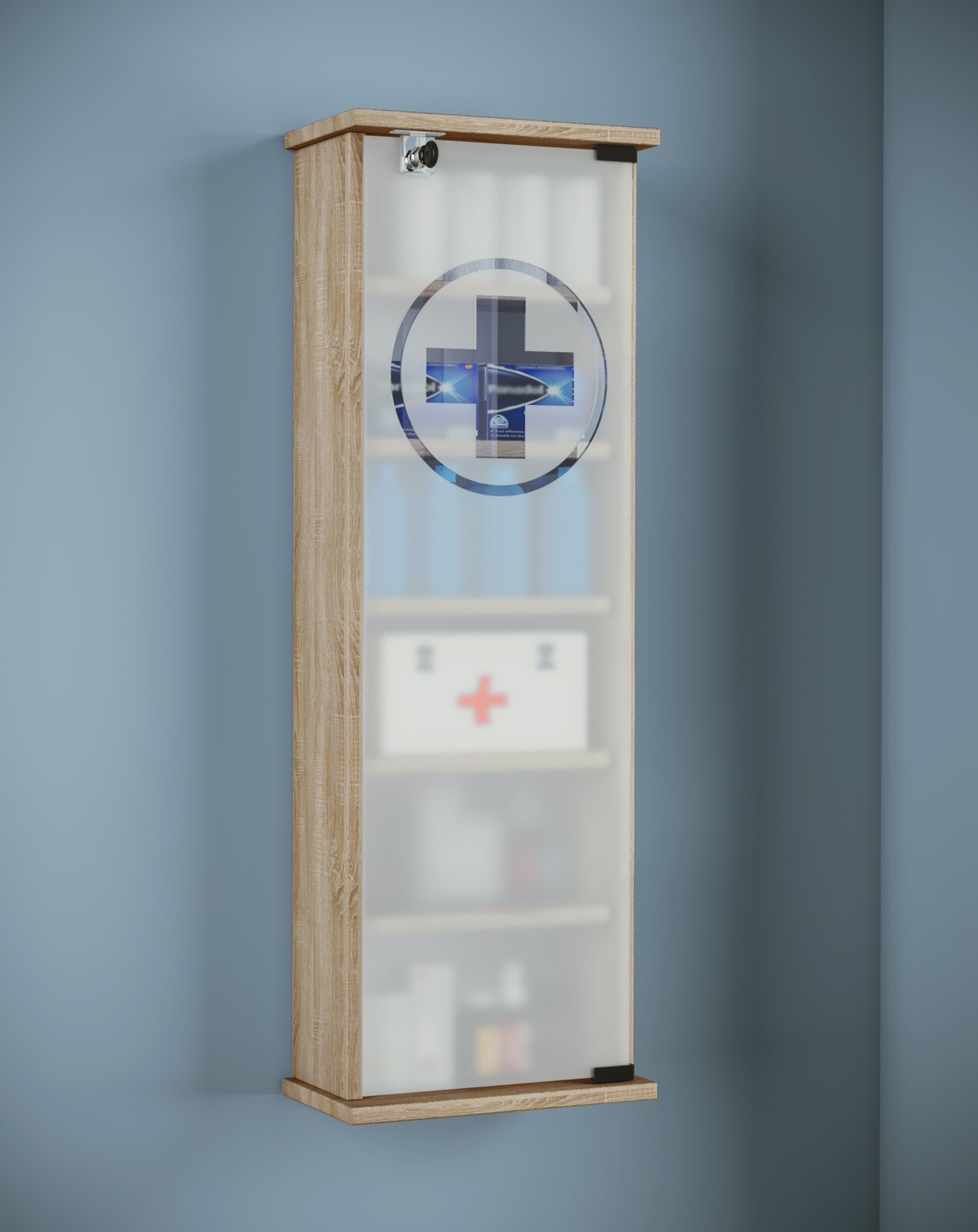 Schmaler abschließbarer Medizinschrank aus Holz mit milchiger Glastür und Kreuzsymbol, gefüllt mit Erste-Hilfe-Artikeln, schräg von vorne links an der Wand gezeigt