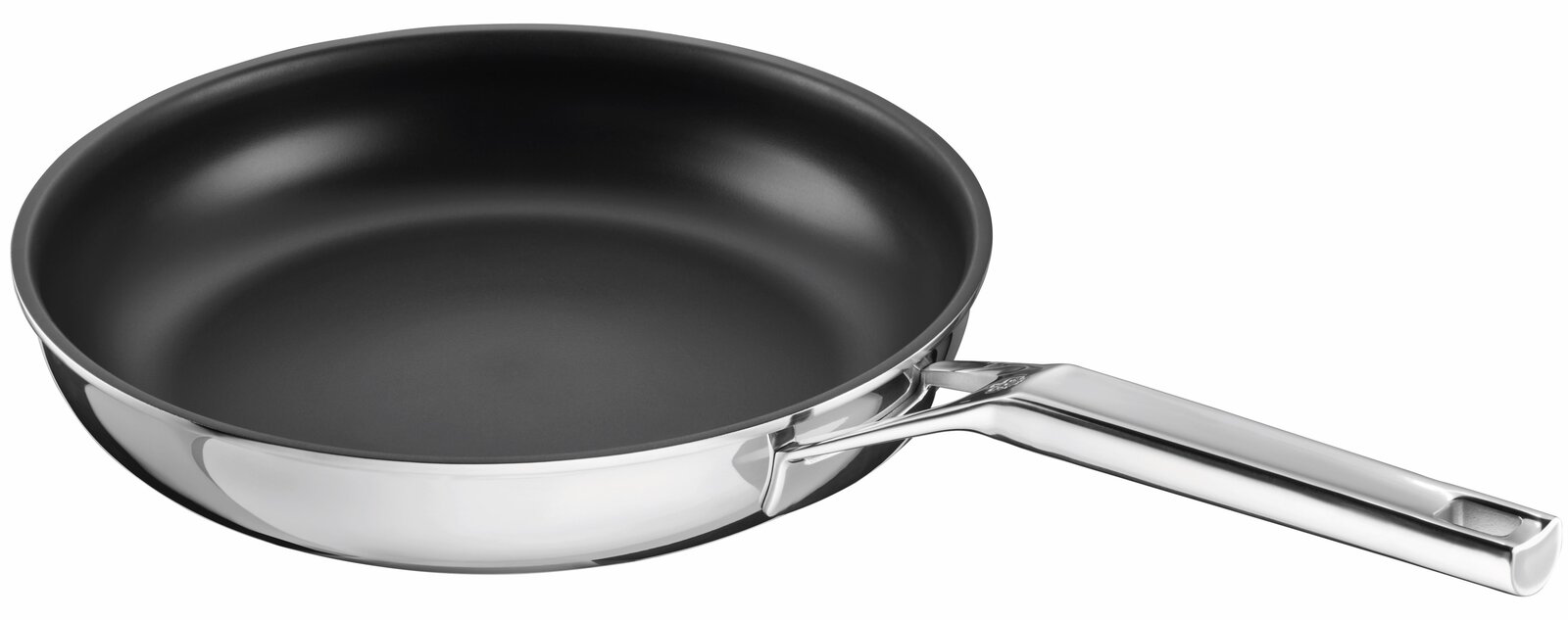 Edelstahl-Bratpfanne mit schwarzer Antihaftbeschichtung und langem Metallgriff, schräg von oben in Seitenansicht auf weißem Hintergrund