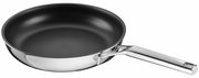 Edelstahl-Bratpfanne mit schwarzer Antihaftbeschichtung und langem Metallgriff, schräg von oben in Seitenansicht auf weißem Hintergrund