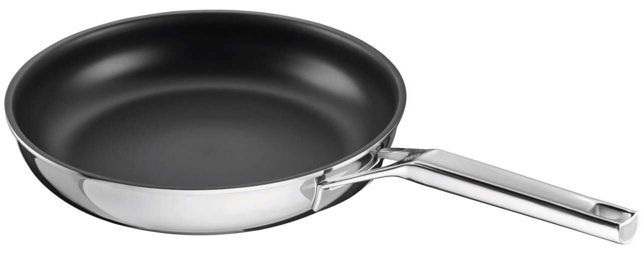 Schulte-Ufer Bratpfanne 28 cm QUASAR Edelstahl-Bratpfanne mit schwarzer Antihaftbeschichtung und langem Metallgriff, schräg von oben in Seitenansicht auf weißem Hintergrund