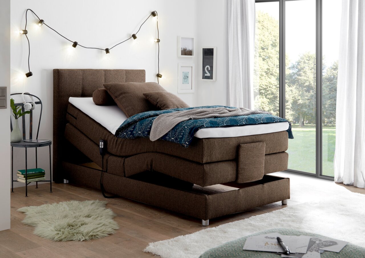 Boxspringbett in modernem Schlafzimmer mit verstellbarer Matratze, seitliche Perspektive