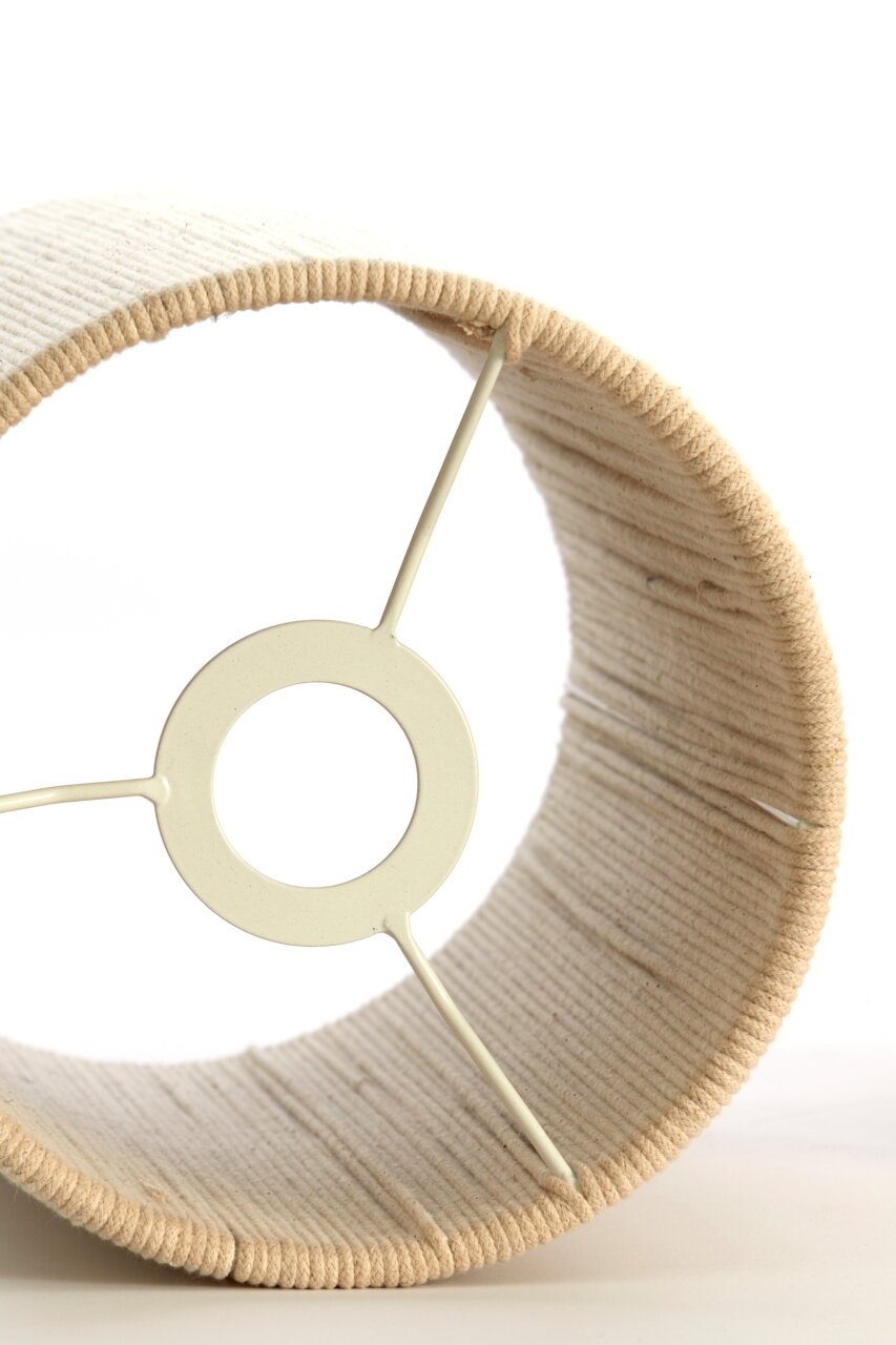 Innenansicht eines beige umwickelten Lampenschirms mit Metallrahmen, von der Seite betrachtet.