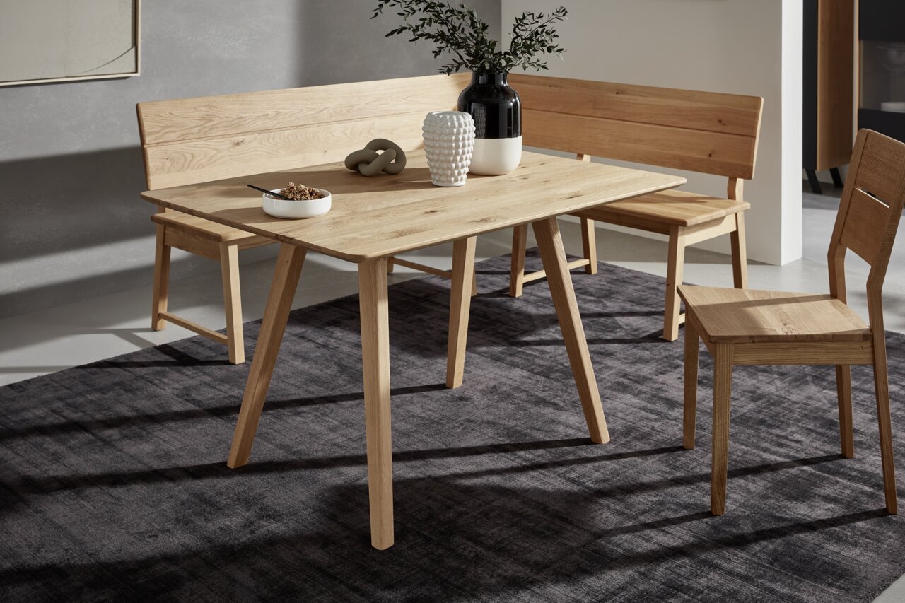 Houten hoekbank in een moderne eetkamer, gezien van voren