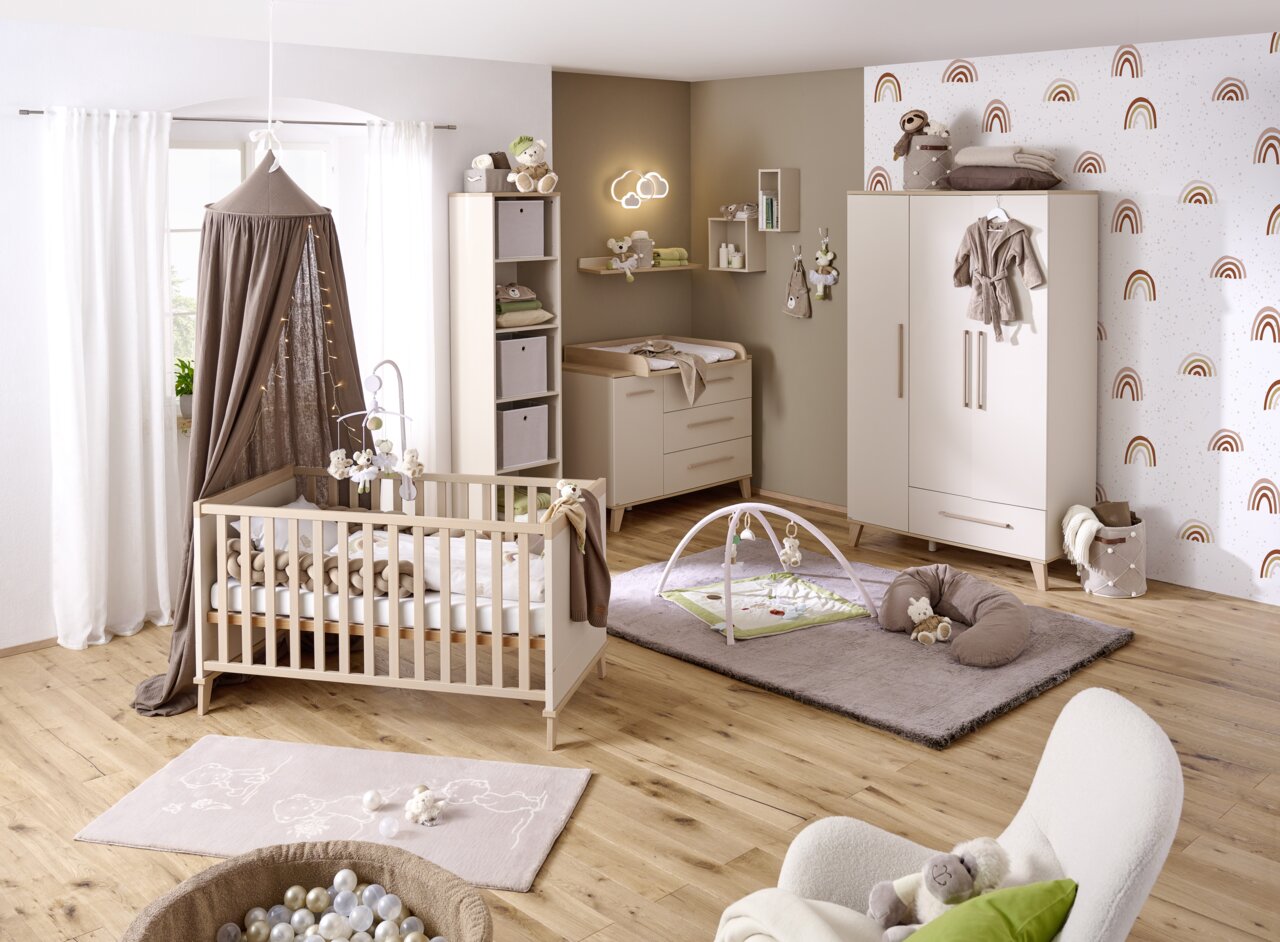 Paidi Wandregal MALIO Kinderzimmer mit einem modernen Wandregal, das über einer Wickelkommode angebracht ist. Perspektive von der Zimmerecke aus, die das gesamte Zimmer zeigt.
