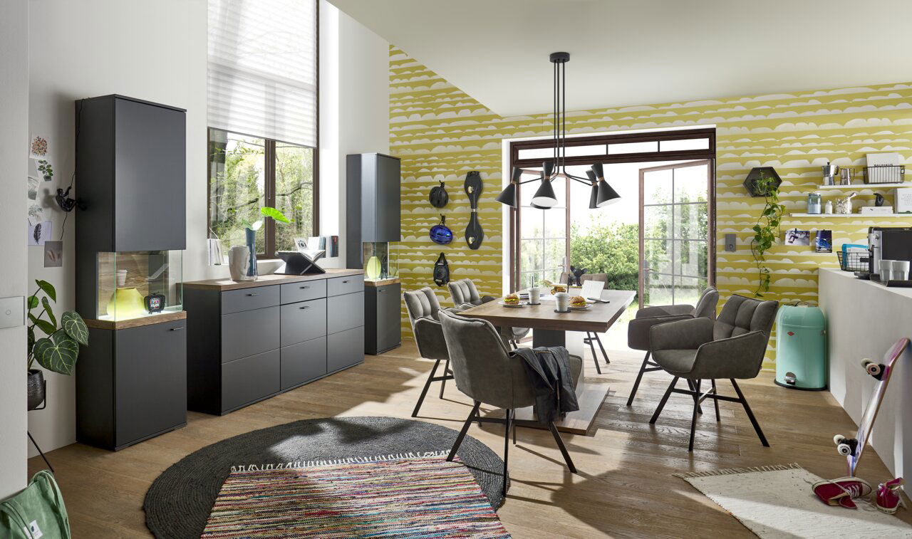 Moderne Wohnzimmereinrichtung mit Sideboard und Vitrine in dunklem Design, seitliche Perspektive
