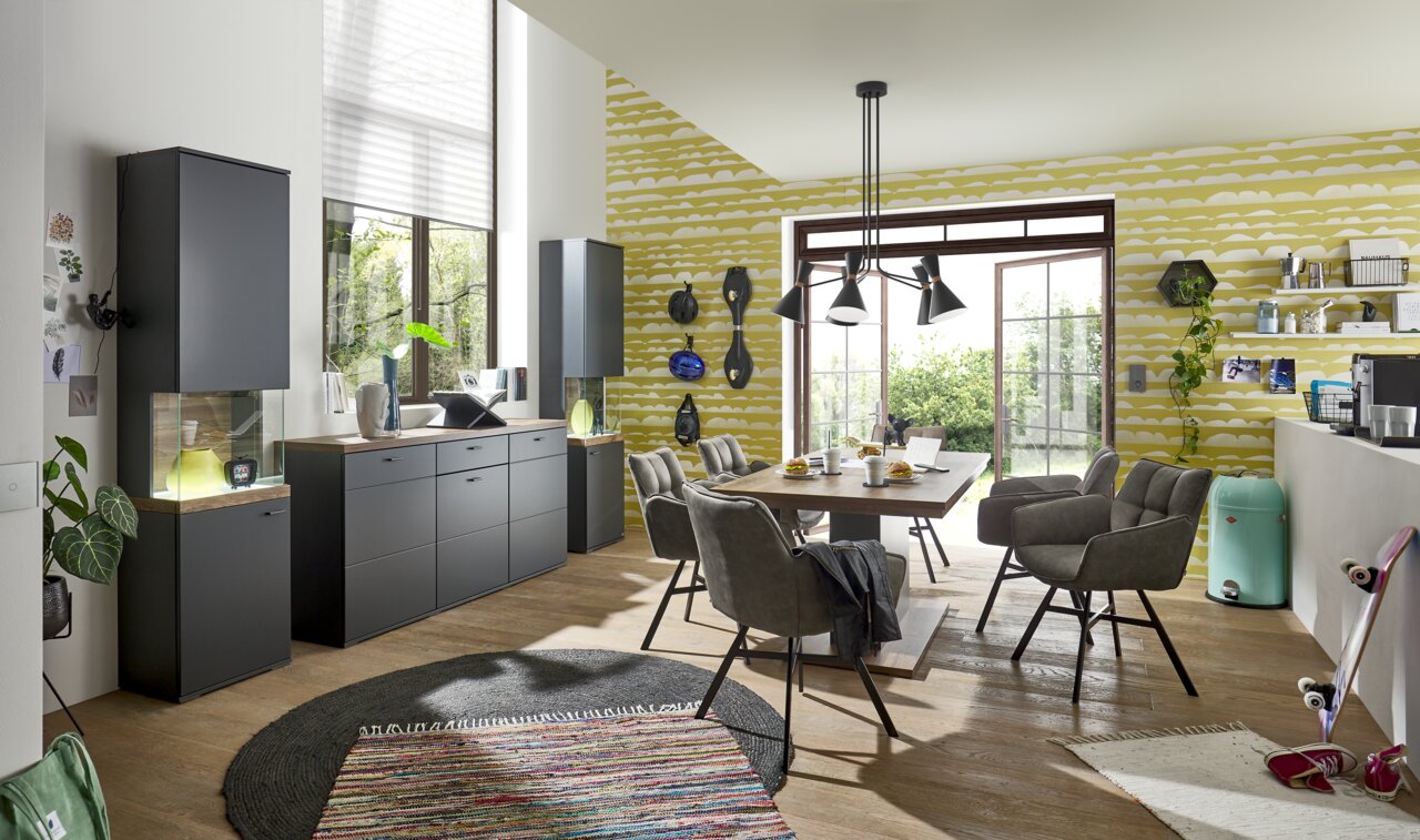 Set one by Musterring Vitrine rechts SET ONE LANCASTER Moderne Wohnzimmereinrichtung mit Sideboard und Vitrine in dunklem Design, seitliche Perspektive