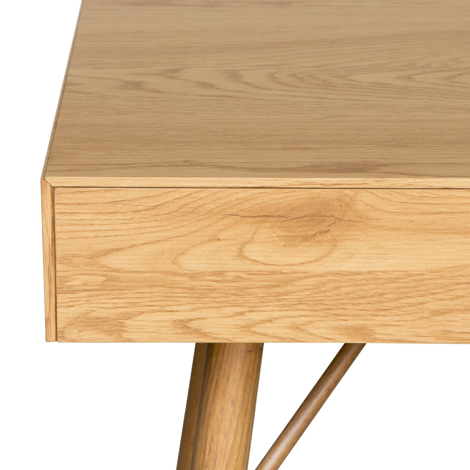 Nahaufnahme eines Schreibtisches aus Holz mit sichtbarer Maserung und schrägen Beinen, Perspektive von vorne.