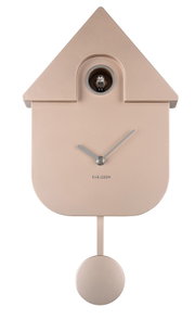 Moderne wandklok in de vorm van een huis met slinger, afgebeeld van voren, in een elegante beige tint.