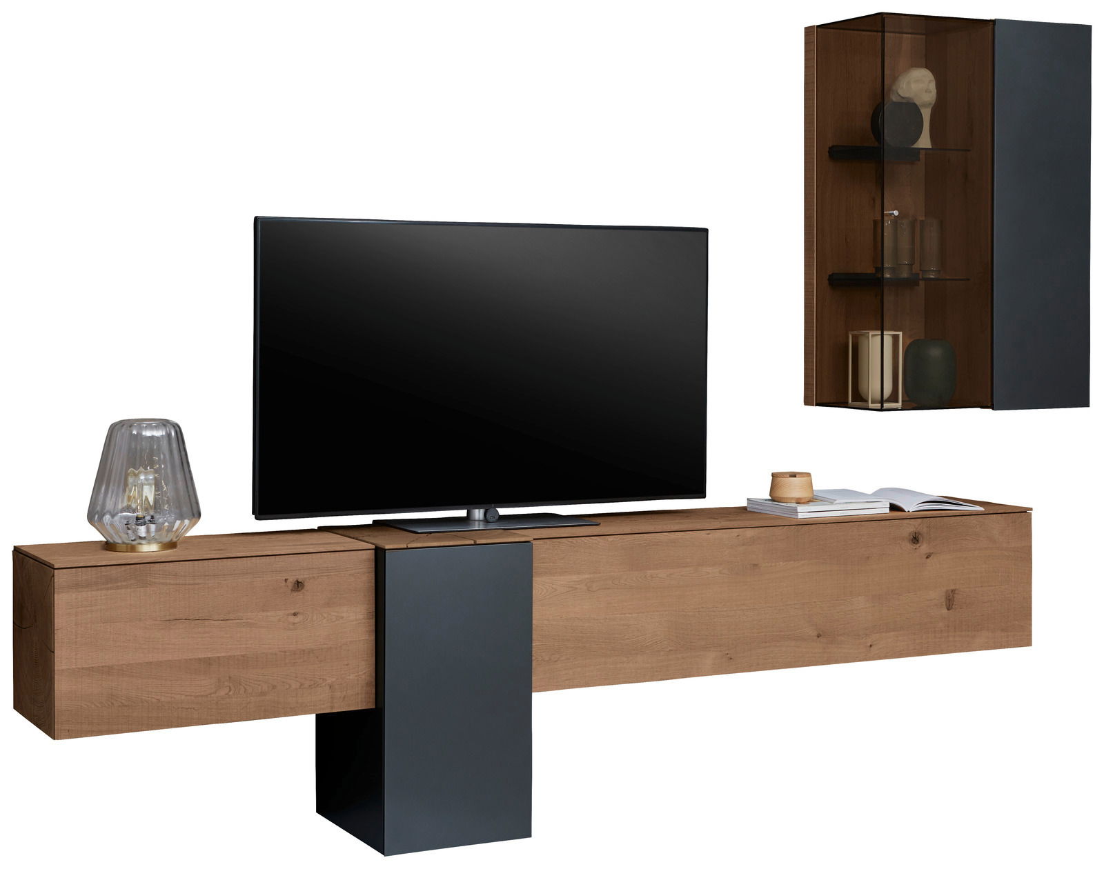 Moderne Wandkombination aus Holz und Metall mit TV, Lampe und Dekorationen, seitliche Perspektive