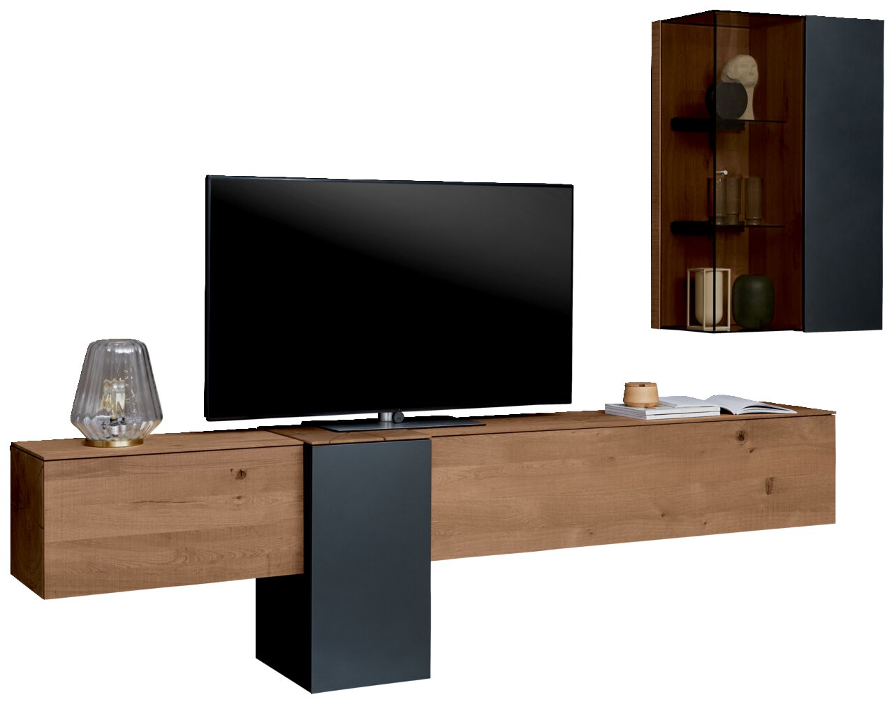 Moderne wandcombinatie van hout en metaal met tv, lamp en decoraties, zijaanzicht