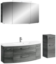 Moderne badkamercombinatie met spiegel, wastafelonderkast en hoge kast in grijze houtlook, gezien van voren.