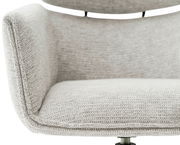 Nahaufnahme eines modernen Sessels mit grauem Stoffbezug, seitliche Perspektive