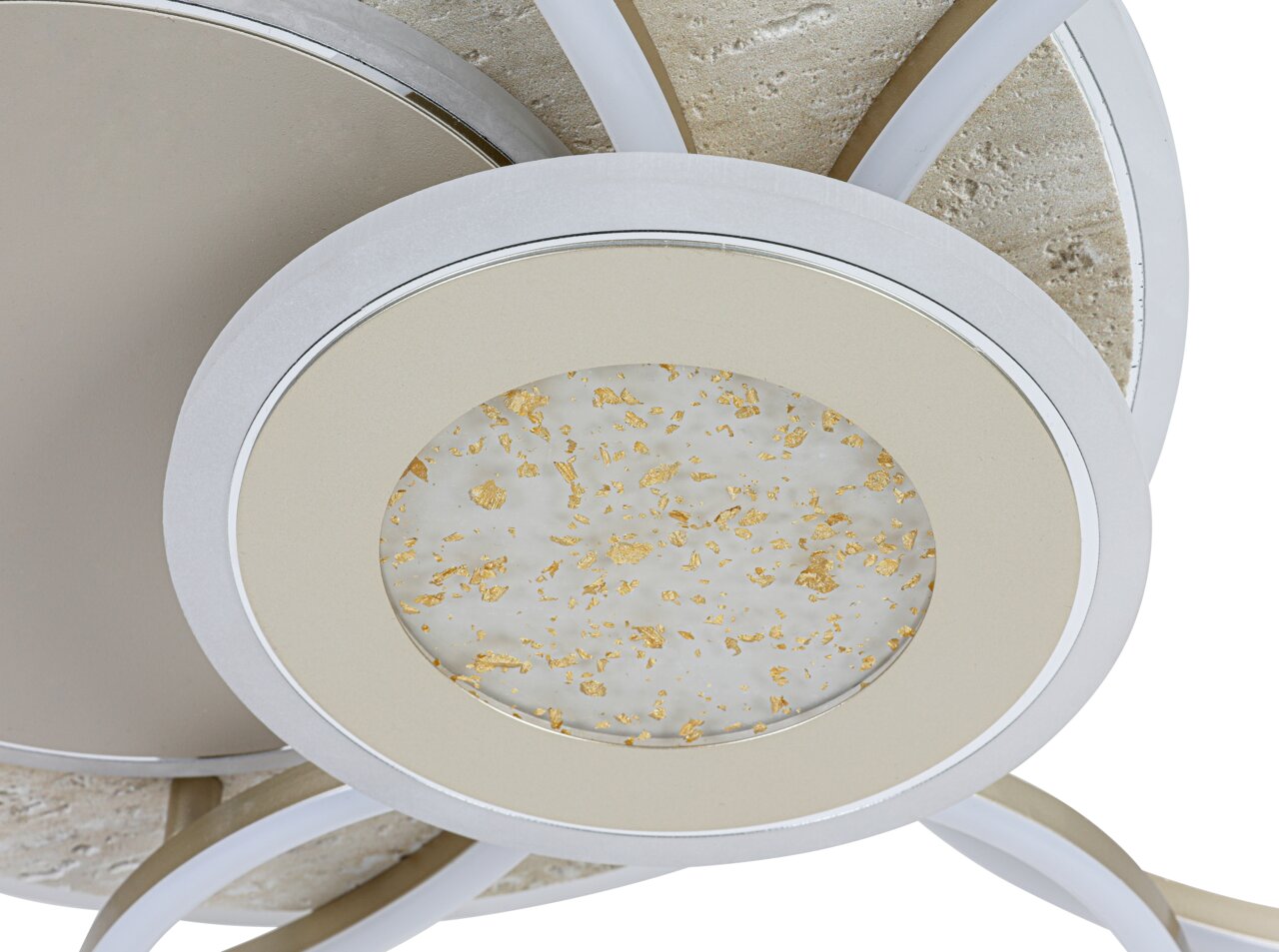 Close-up van een moderne led-plafondlamp met gouden accenten en een gebogen vormgeving.