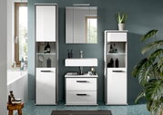 Frontale Ansicht eines modernen weißen Badmöbel-Sets mit Waschtischunterschrank, Spiegel-/Spiegelschrank und zwei Hochschränken mit Glasablagen und LED-Beleuchtung vor dunkelgrüner Wand.