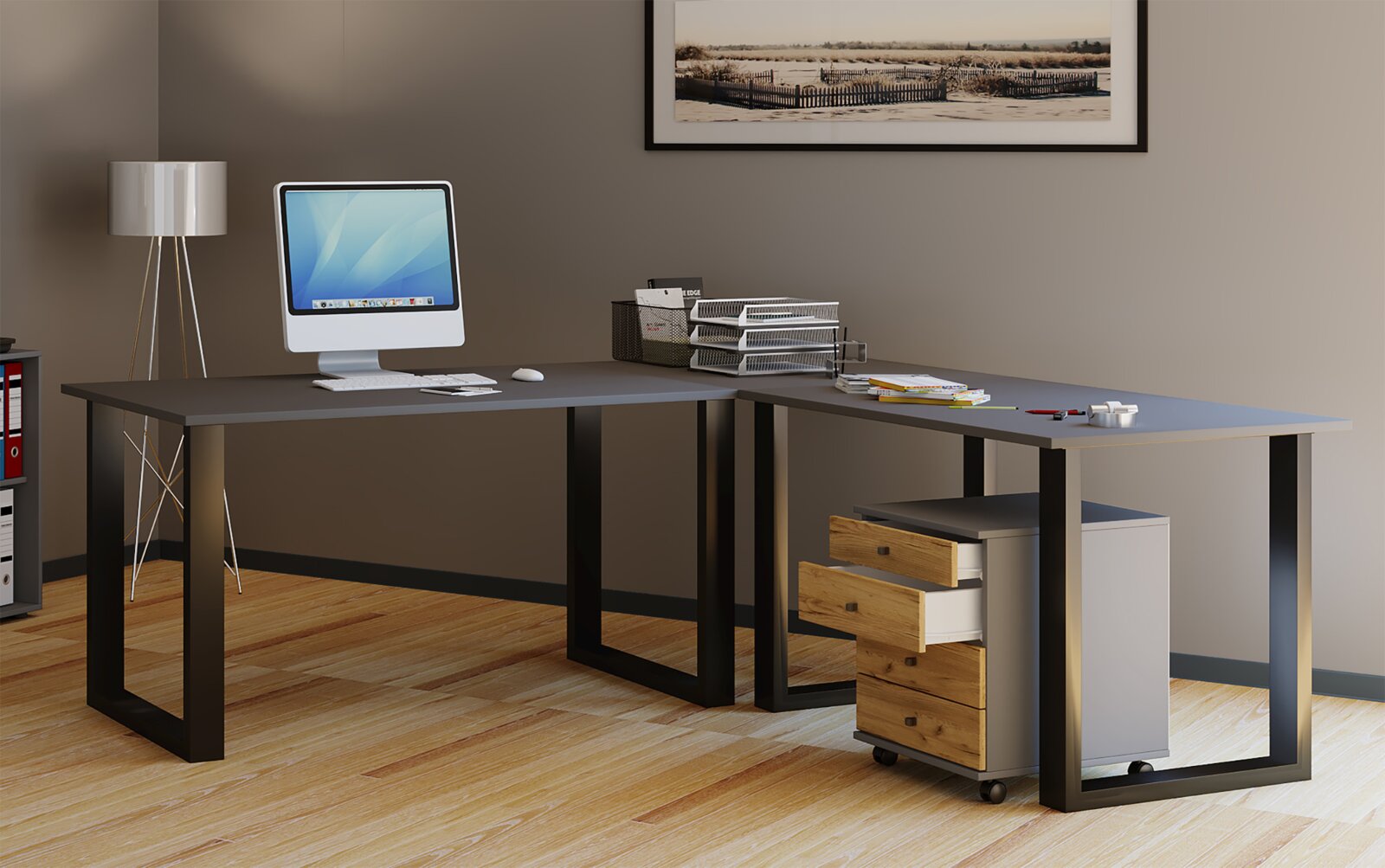 Modernes L-förmiges Eckschreibtisch-Set in Grau mit schwarzen Metallgestellen und rollbarem Schubladencontainer in Holz/Weiß, im Büro-Setting aus leicht schräger Frontansicht.