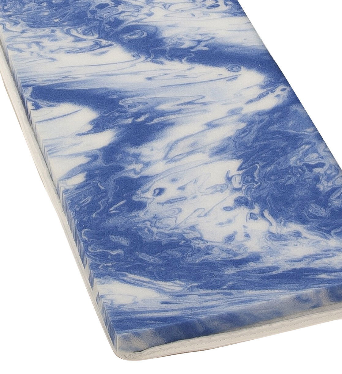 Gelschaum-Topper SILVERCARE in blauer und weißer Marmoroptik, perspektivisch von der Seite fotografiert.